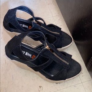 Front zipper two tone wedge